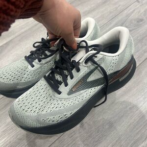 Women Brooks Adrenaline gts 24 size 10